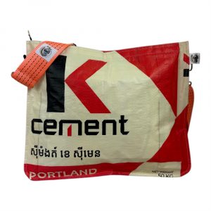 Beadbags Umhängetasche aus recyceltem cementsack mit einem ehemaligen Spanngurt als Schulter Gurt