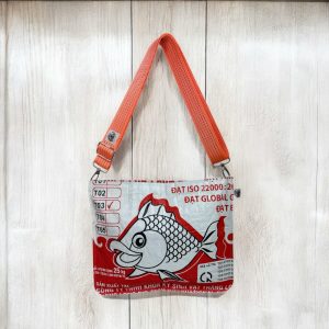 Nachhaltige Reissack-Shopperbag – Leicht, geräumig & umweltfreundlich Unsere Shopperbag aus recyceltem Reissackmaterial ist die perfekte Wahl für umweltbewusste Shopper. Mit großem Fassungsvermögen (ca. 36x43x5 cm) und wetterfestem Polypropylen bietet sie Platz für Einkäufe, Uni oder Schule. Dank des bequemen Tampenjan-Gurts lässt sie sich mühelos tragen. Jedes Stück wird in Handarbeit gefertigt und ist ein echtes Unikat. Entdecke jetzt unsere nachhaltigen Upcycling-Produkte – von Tragetaschen bis hin zu Rucksäcken aus recyceltem Zement- oder Moskitonetzmaterial!