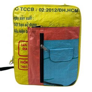 Die Beadbags Messenger Bag – dein stylischer Begleiter für jeden Tag. Ob im Alltag, auf dem Weg zur Arbeit oder beim spontanen Stadtbummel: In dieser Tasche findet alles Wichtige seinen Platz. Dank ihres leichten Designs kannst du sie dir im Handumdrehen überwerfen und bist sofort startklar. Praktisch, robust und modern – die Beadbags Messenger Bag macht deinen Alltag unkomplizierter und ein Stück stilvoller.