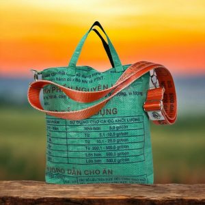 Beadbags Ri2TJ Umhängetasche mittelgrün – aus recycelten Fischfuttersäcken mit Tampenjan Gurt