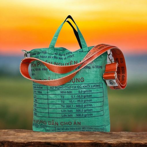 Beadbags Ri2TJ Umhängetasche mittelgrün – aus recycelten Fischfuttersäcken mit Tampenjan Gurt