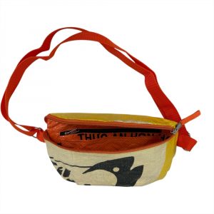 Stylische Crossbag zum Crossover-Tragen – kompaktes Design, 0,7 L Volumen, viele Fächer & sicherer Deckelverschluss.