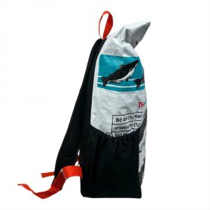 Sportlicher, geräumiger Rolltop Rucksack aus 100% recycelten Materialien. Fair Trade handgefertigt in Kambodscha, wasserundurchlässig, leicht & extrem robust – ideal für City, Wandern & Radfahren.