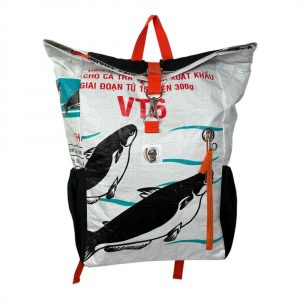 Sportlicher, geräumiger Rolltop Rucksack aus 100% recycelten Materialien. Fair Trade handgefertigt in Kambodscha, wasserundurchlässig, leicht & extrem robust – ideal für City, Wandern & Radfahren.