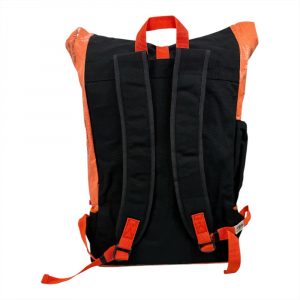 Nachhaltiger Sportrucksack aus recycelten Materialien. Wasserfest, robust & fair handgefertigt – mit Bodenfach, Tabletfach & viel Stauraum.