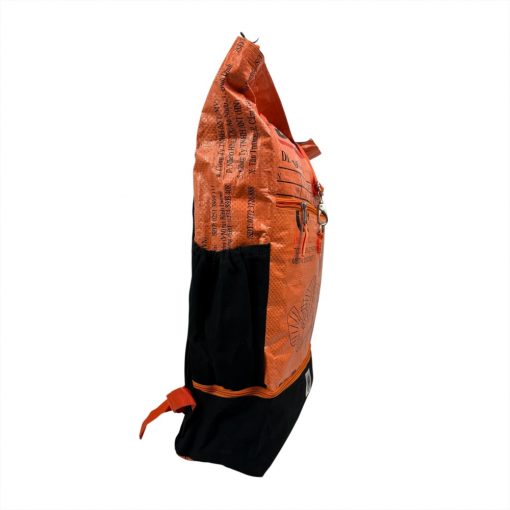 Nachhaltiger Sportrucksack aus recycelten Materialien. Wasserfest, robust & fair handgefertigt – mit Bodenfach, Tabletfach & viel Stauraum.