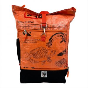 Nachhaltiger Sportrucksack aus recycelten Materialien. Wasserfest, robust & fair handgefertigt – mit Bodenfach, Tabletfach & viel Stauraum.