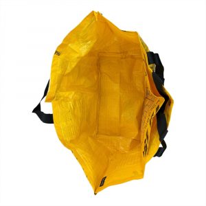 Geräumige Upcycling-Tasche aus recyceltem Reissack. Fair Trade, vegan, leicht & robust – ideal für Einkauf, Strand & Alltag. Jedes Stück ein Unikat