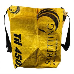 Geräumige Upcycling-Tasche aus recyceltem Reissack. Fair Trade, vegan, leicht & robust – ideal für Einkauf, Strand & Alltag. Jedes Stück ein Unikat