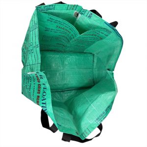 Geräumige Upcycling-Tasche aus recyceltem Reissack. Fair Trade, vegan, leicht & robust – ideal für Einkauf, Strand & Alltag. Jedes Stück ein Unikat