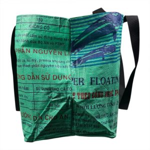 Geräumige Upcycling-Tasche aus recyceltem Reissack. Fair Trade, vegan, leicht & robust – ideal für Einkauf, Strand & Alltag. Jedes Stück ein Unikat