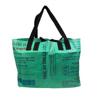 Geräumige Upcycling-Tasche aus recyceltem Reissack. Fair Trade, vegan, leicht & robust – ideal für Einkauf, Strand & Alltag. Jedes Stück ein Unikat