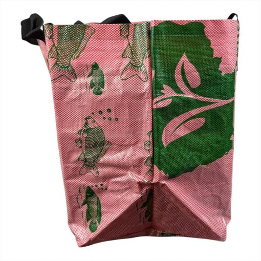 Geräumige Upcycling-Tasche aus recyceltem Reissack. Fair Trade, vegan, leicht & robust – ideal für Einkauf, Strand & Alltag. Jedes Stück ein Unikat