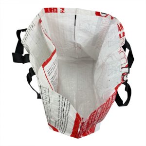 Geräumige Upcycling-Tasche aus recyceltem Reissack. Fair Trade, vegan, leicht & robust – ideal für Einkauf, Strand & Alltag. Jedes Stück ein Unikat.