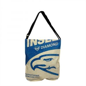 Beadbags Umhängetasche in zement blau Adler hängend