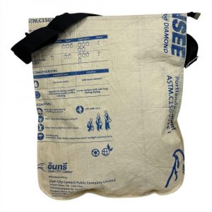 Beadbags Umhängetasche in zement blau Adler rückseite