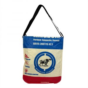 Beadbags Umhängetasche in zement blau Büffel hängend