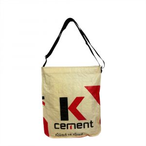 Beadbags Umhängetasche in zement rot hängend