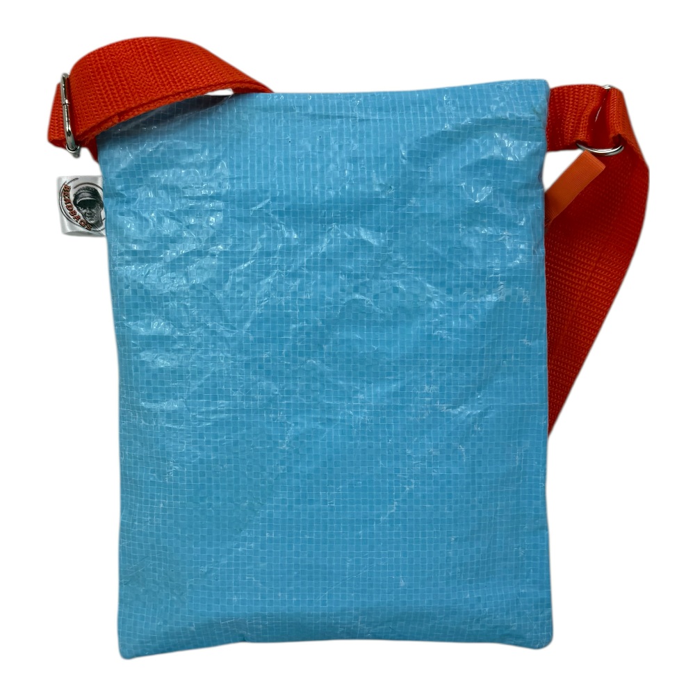 Jede Upcycling Festivalbag wird liebevoll gefertigt, um Ressourcen zu schonen und Abfall zu vermeiden. So trägst du nicht nur Stil, sondern auch Verantwortung.