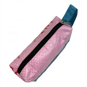 „Praktische und stylische Kosmetiktasche von Beadbags – ideal für Reisen, Strand oder Alltag. Handgefertigt aus recycelten Materialien, vegan, fair und nachhaltig. Perfekt für Kosmetik, Stifte, Geldbörse und Handy.“
