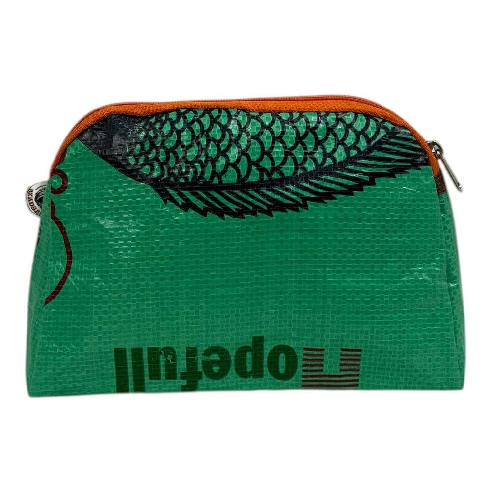 Nachhaltige Kosmetiktasche aus recyceltem Reissackmaterial – robust, wasserabweisend und handgemacht. Stilvolles Unikat mit Reißverschluss in orange – perfekt für Reise und Alltag.