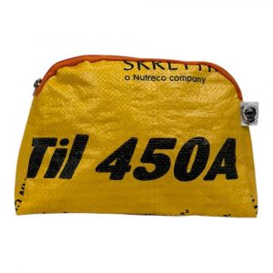 Nachhaltige Kosmetiktasche aus recyceltem Reissackmaterial – robust, wasserabweisend und handgemacht. Stilvolles Unikat mit Reißverschluss in orange – perfekt für Reise und Alltag.