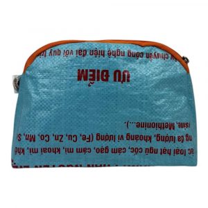 Nachhaltige Kosmetiktasche aus recyceltem Reissackmaterial – robust, wasserabweisend und handgemacht. Stilvolles Unikat mit Reißverschluss in orange – perfekt für Reise und Alltag.