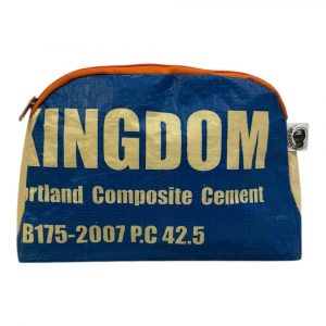 Nachhaltige Kosmetiktasche aus recyceltem Reissackmaterial – robust, wasserabweisend und handgemacht. Stilvolles Unikat mit Reißverschluss in orange – perfekt für Reise und Alltag.