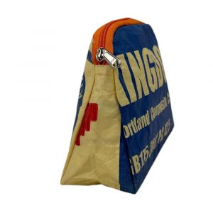 Nachhaltige Kosmetiktasche aus recyceltem Reissackmaterial – robust, wasserabweisend und handgemacht. Stilvolles Unikat mit Reißverschluss in orange – perfekt für Reise und Alltag.