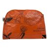 Nachhaltige Kosmetiktasche aus recyceltem Reissackmaterial – robust, wasserabweisend und handgemacht. Stilvolles Unikat mit Reißverschluss in orange – perfekt für Reise und Alltag.