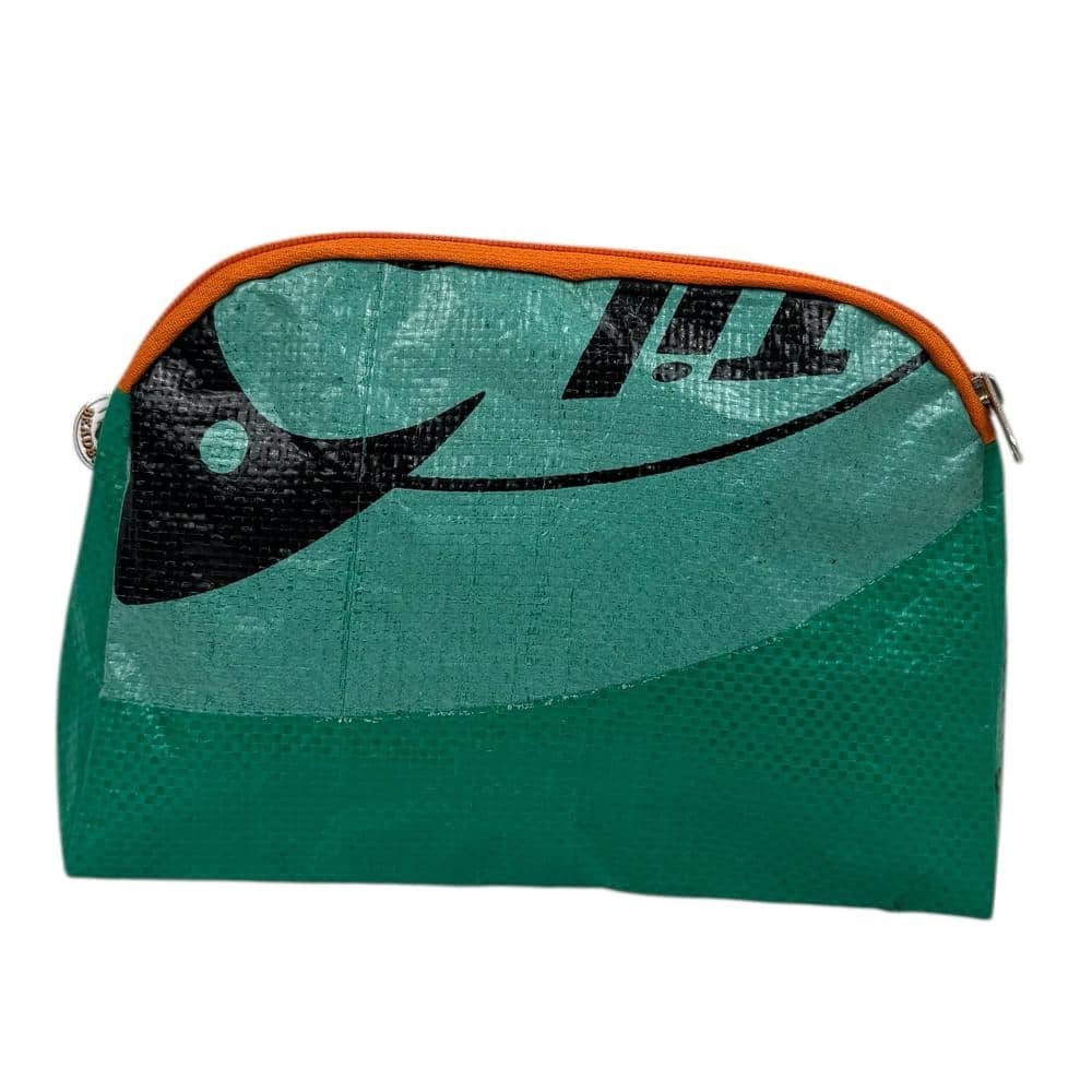 Nachhaltige Kosmetiktasche aus recyceltem Reissackmaterial – robust, wasserabweisend und handgemacht. Stilvolles Unikat mit Reißverschluss in orange – perfekt für Reise und Alltag.