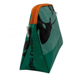 Nachhaltige Kosmetiktasche aus recyceltem Reissackmaterial – robust, wasserabweisend und handgemacht. Stilvolles Unikat mit Reißverschluss in orange – perfekt für Reise und Alltag.