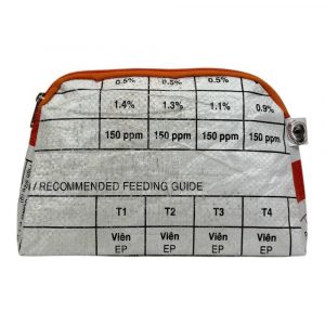 Nachhaltige Kosmetiktasche aus recyceltem Reissackmaterial – robust, wasserabweisend und handgemacht. Stilvolles Unikat mit Reißverschluss in orange – perfekt für Reise und Alltag.