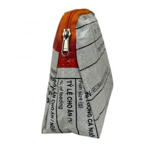 Nachhaltige Kosmetiktasche aus recyceltem Reissackmaterial – robust, wasserabweisend und handgemacht. Stilvolles Unikat mit Reißverschluss in orange – perfekt für Reise und Alltag.