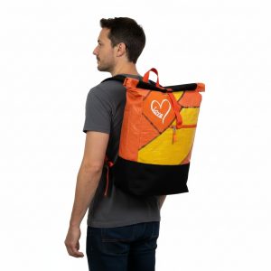Anker Rucksack Beadbags Upcycling Premium nachhaltig Mann getragen Herz orange gelb