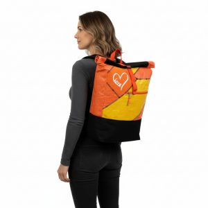 Anker Rucksack Beadbags Upcycling Premium nachhaltig Frau getragen Herz orange gelb