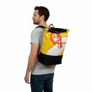Anker Rucksack Beadbags Upcycling Premium nachhaltig Mann getragen Anker gelb weiss