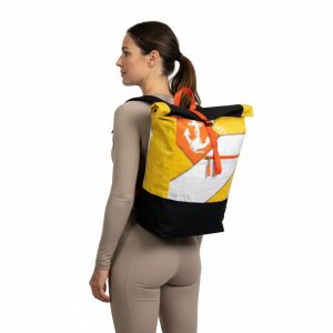 Anker Rucksack Beadbags Upcycling Premium nachhaltig Frau getragen Anker gelb weiss