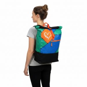 Anker Rucksack Beadbags Upcycling Premium nachhaltig Frau getragen Herz grün blau