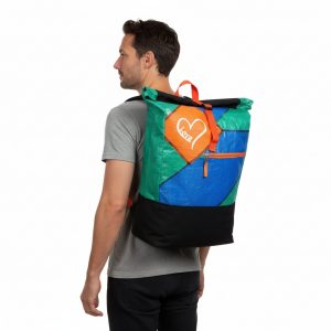 Anker Rucksack Beadbags Upcycling Premium nachhaltig Mann getragen Herz grün blau