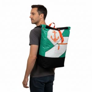 Anker Rucksack Beadbags Upcycling Premium nachhaltig Mann getragen Anker grün blau