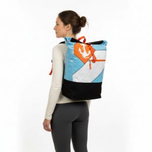 Anker Rucksack Beadbags Upcycling Premium nachhaltig Frau getragen Anker gelb weiss