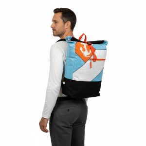 Anker Rucksack Beadbags Upcycling Premium nachhaltig Mann getragen Anker blau weiss