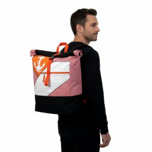 Anker Rucksack Beadbags Upcycling Premium nachhaltig Mann getragen Anker rosa weiss
