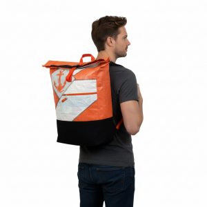 Anker Rucksack Beadbags Upcycling Premium nachhaltig Mann getragen Anker orange weiss patch hell
