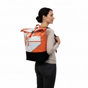 Anker Rucksack Beadbags Upcycling Premium nachhaltig Frau getragen Anker orange weiss patch hell