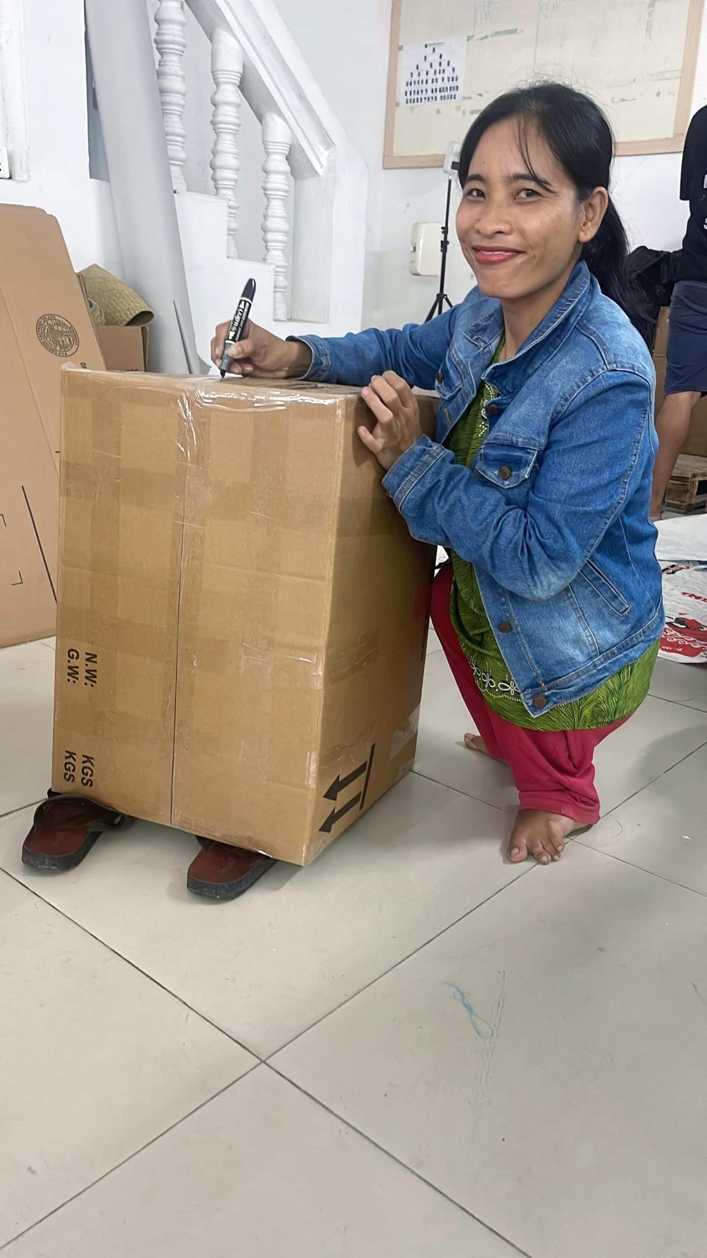 Teamarbeit in der WFTO-zertifizierten Werkstatt – nachhaltige Taschen und Rucksäcke von beadbags.