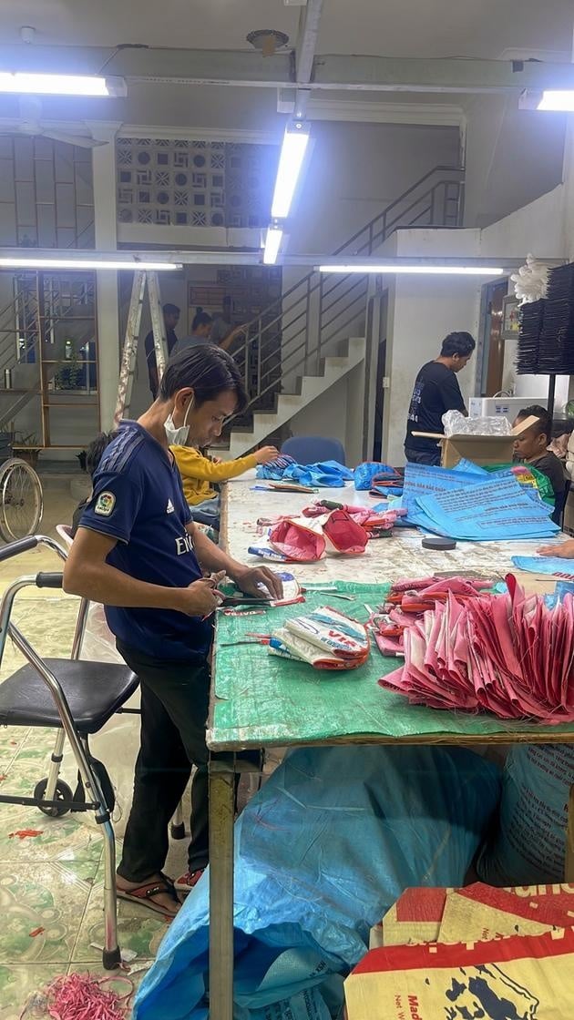 Upcycling Produktion: gereinigte Säcke werden zu beadbags Taschen weiterverarbeitet.