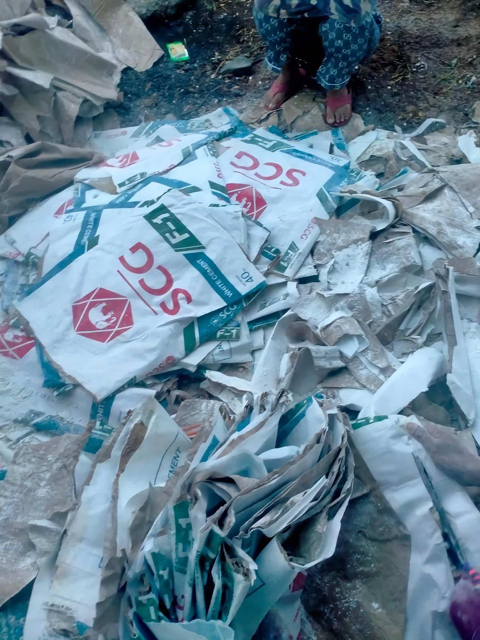 Näherin in der beadbags Werkstatt – faire Produktion von Upcycling Taschen.