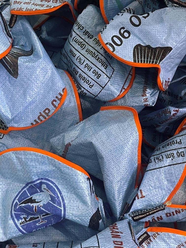 Produktion von beadbags Upcycling Taschen und Rucksäcken – Zuschnitt und Vorbereitung der recycelten Säcke.